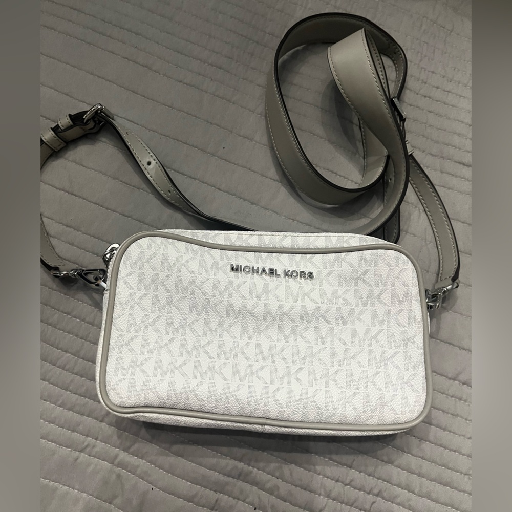 Michael Kors Connie camera bag. White and gray.